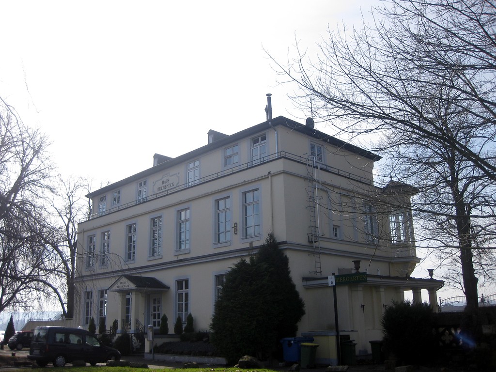 Gesamtansicht des Hauses Bucheneck am Donaupark in Linz am Rhein (2015).