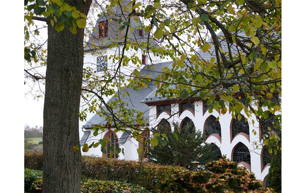 Die Katholische Pfarrkirche St. Vinzenz in Kelberg mit dem angebauten Seitenschiff, Ansicht von der so genannten "Köttelbacher Seite" aus (2008).