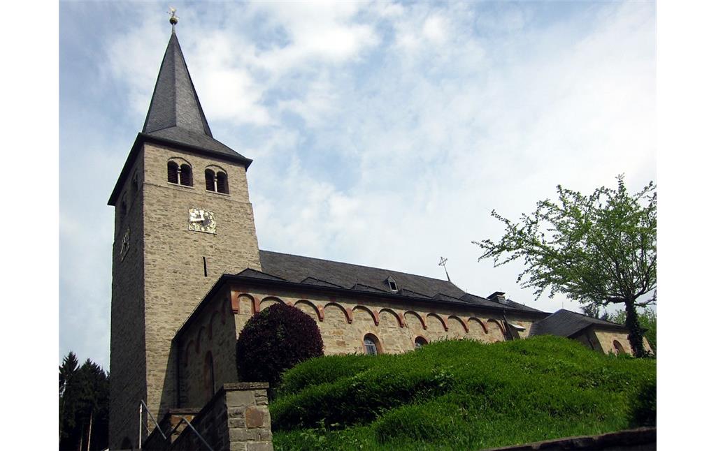 Die katholische Pfarrkirche St. Peter in Windeck-Herchen, Ansicht von Süden (2014)