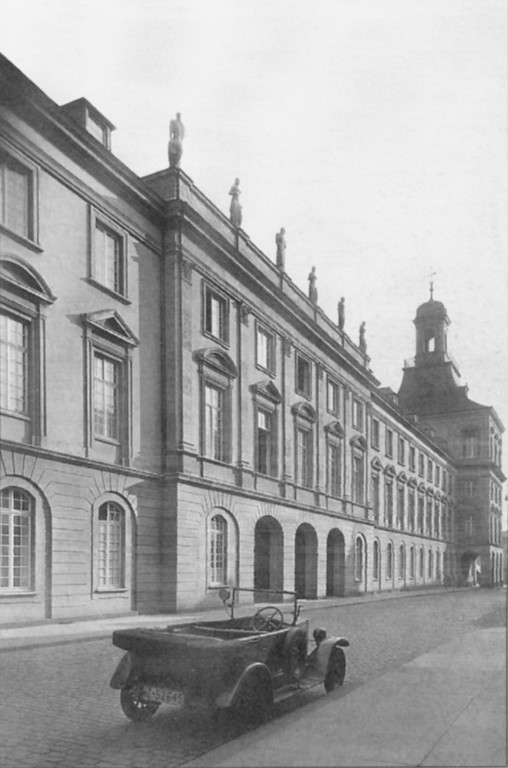 Schlossflügel an der Straße "Am Hof" nach der Erweiterung des Bonner Universitätsgebäudes in der zweiten Hälfte der 1920er Jahre (1930)