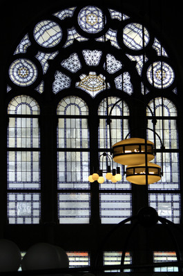 Alte Synagoge Essen: die Festtagsfenster im Obergeschoss (Bild 2, Aufnahme 2007).