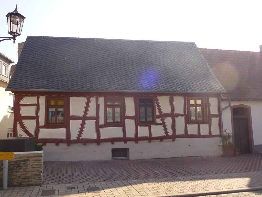 Wohnhaus in der Borngasse 2 in Oberwesel (2016). Das zweigeschossige, giebelständige Fachwerkhaus in der Borngasse 2 stammt aus der zweiten Hälfte des 17. Jahrhunderts.