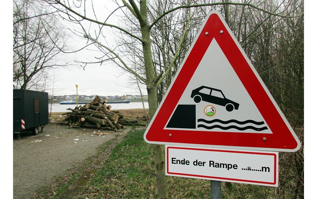 Ein Verkehrsschild warnt Autofahrer vor dem Ende der Rheidter Zufahrt zu der so genannten "NATO-Rampe", der Ersatzübergangsstelle über den Rhein zwischen Bornheim-Widdig und Niederkassel-Rheidt (2024).