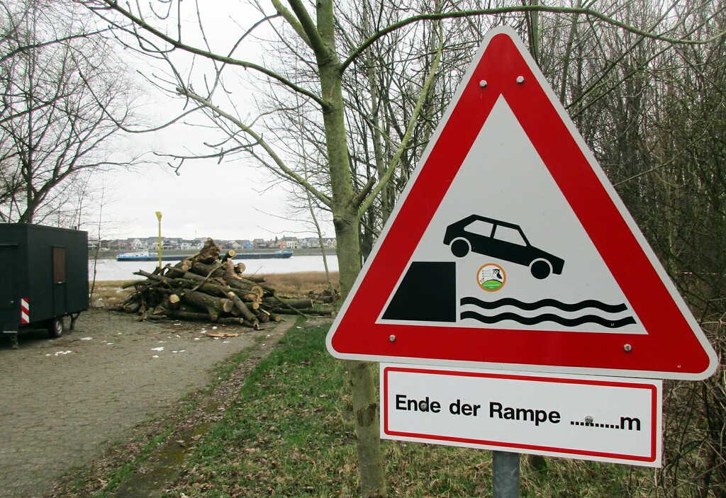 Ein Verkehrsschild warnt Autofahrer vor dem Ende der Rheidter Zufahrt zu der so genannten "NATO-Rampe", der Ersatzübergangsstelle über den Rhein zwischen Bornheim-Widdig und Niederkassel-Rheidt (2024).