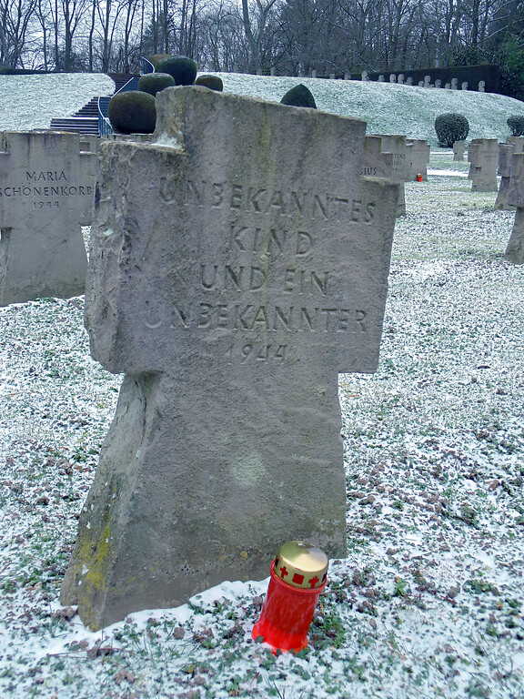 Das Doppelgrab eines unbekannten Kindes und eines unbekannten Mannes auf dem Gräberfeld für deutsche Kriegsopfer auf dem Westfriedhof in Köln-Vogelsang (2021).