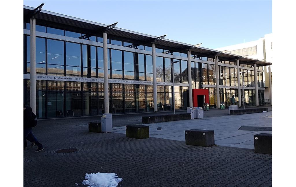 Universitätsbibliothek des Campus Koblenz der Universität Koblenz-Landau mit einem Teil des Mikadoplatzes im Vordergrund (2017).