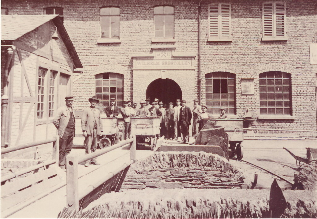 Arbeiter vor Grubeneingang (Mundloch) und Werksgebäude des Wilhelm-Erbstollen (um 1900)