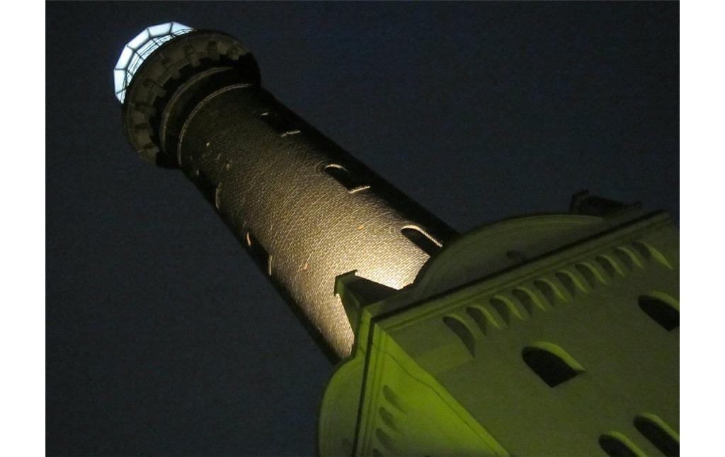Helios-Leuchtturm in Köln-Ehrenfeld mit abendlicher Beleuchtung (2012)
