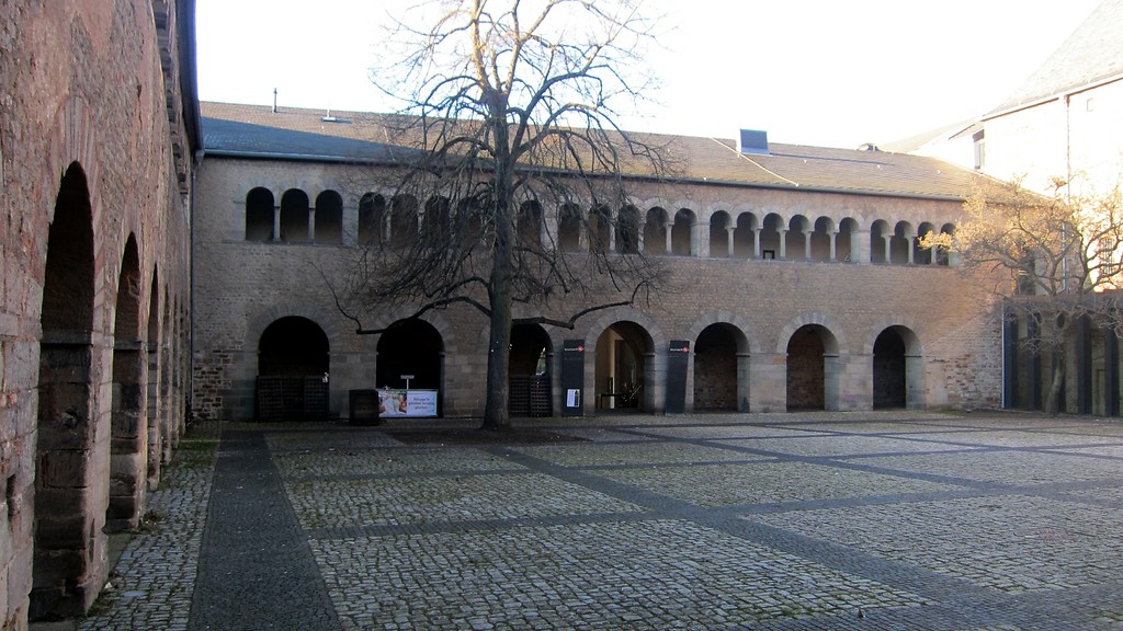 Simeonsstift (Kanonikerstift St. Simeon) in Trier, Ansicht des Westflügels vom Innenhof aus (2014).