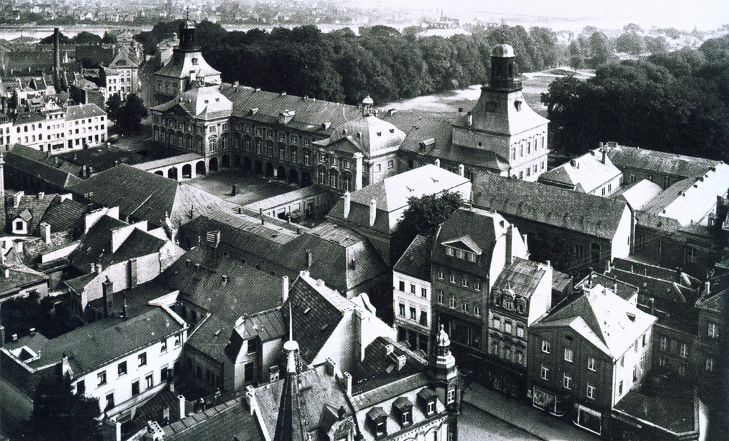 Blick vom Turm des Bonner Münsters auf das nach dem Brand von 1777 wiederaufgebaute kurfürstliche Schloss um 1890