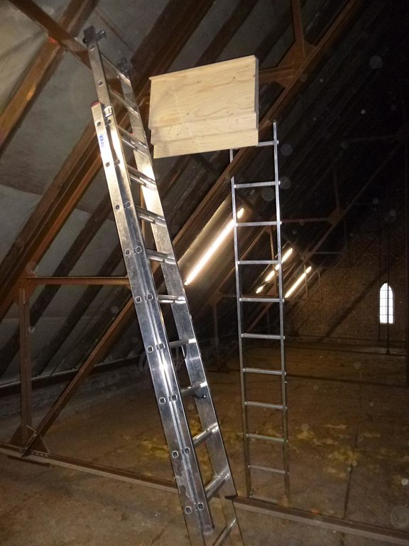 Fledermausflachkasten auf dem Dachboden der Evangelischen Kirche Rees-Mehr (2015)