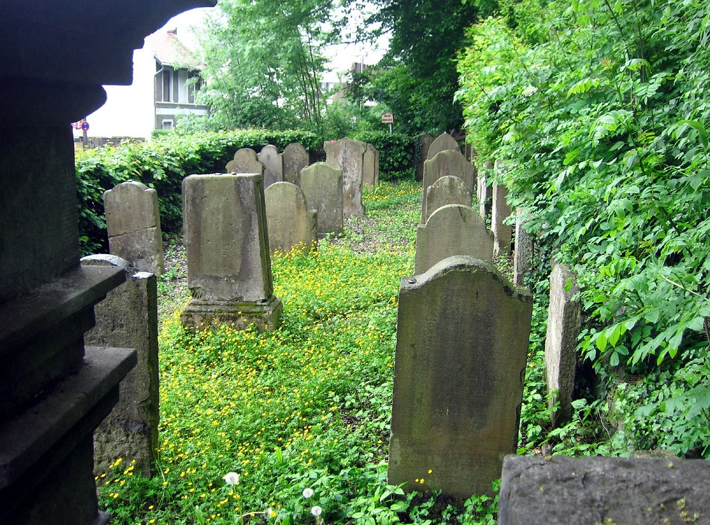 Grabsteine auf der jüdischen Gedenkstätte Ännchenstraße in Bonn-Bad Godesberg, Sicht aus westlicher Richtung (2014)