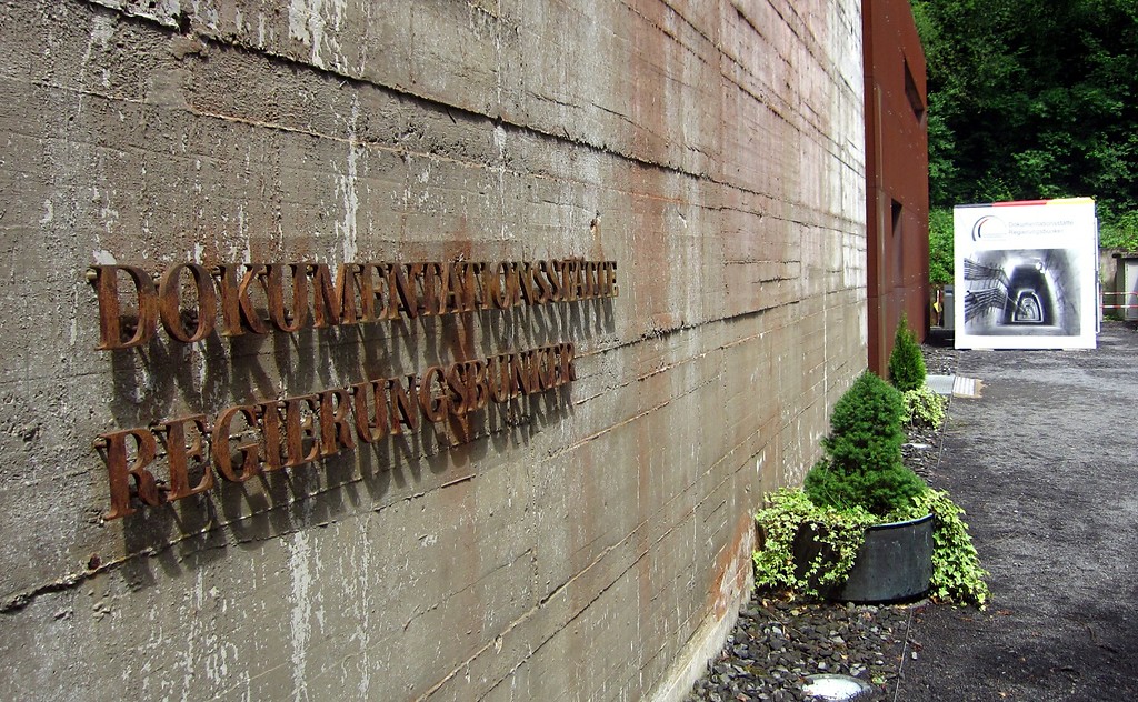Eingangsbereich und dortige Inschrift "Dokumentationsstätte Regierungsbunker" am ehemaligen "Ausweichsitz der Verfassungsorgane des Bundes" bei Ahrweiler (2015).