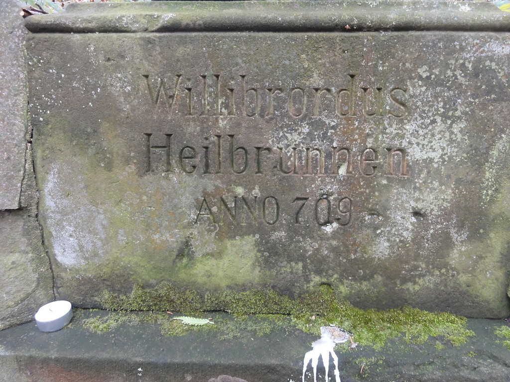 Inschriftenstein an der Willibrordusquelle südlich von Grevenbroich-Neuenhausen (2012)