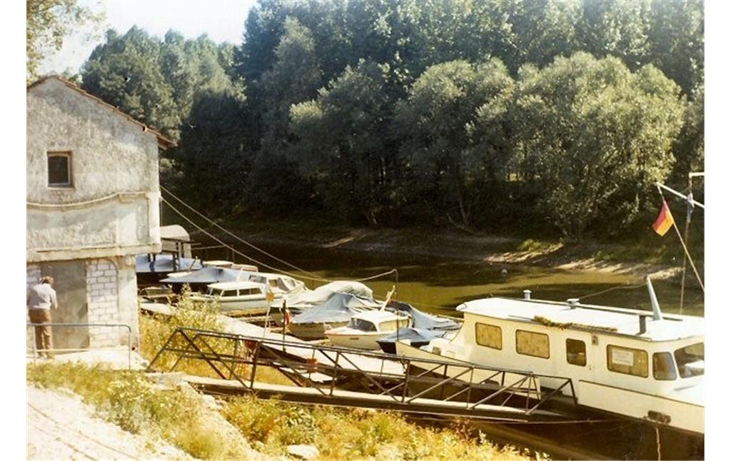 Das Bootshaus und anliegende Boote am Mondorfer Hafenschlösschen (1960er Jahre).