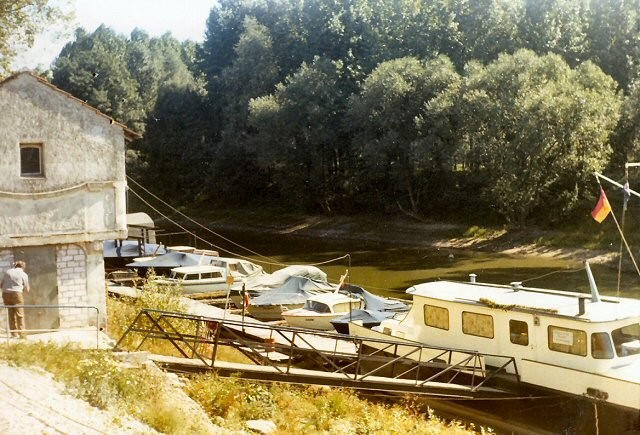 Das Bootshaus und anliegende Boote am Mondorfer Hafenschlösschen (1960er Jahre).