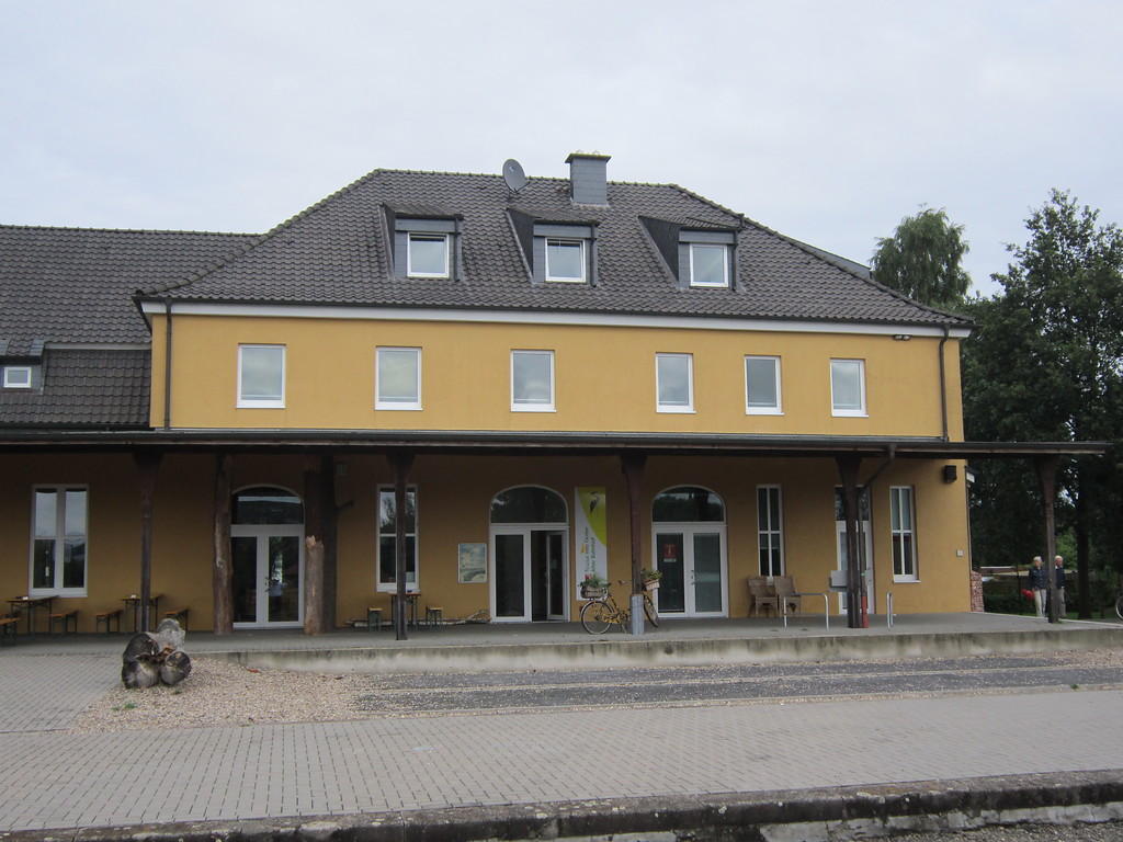 Das Empfangsgebäude des Bahnhofes Kranenburg, von der Bahnseite aus gesehen (2013)