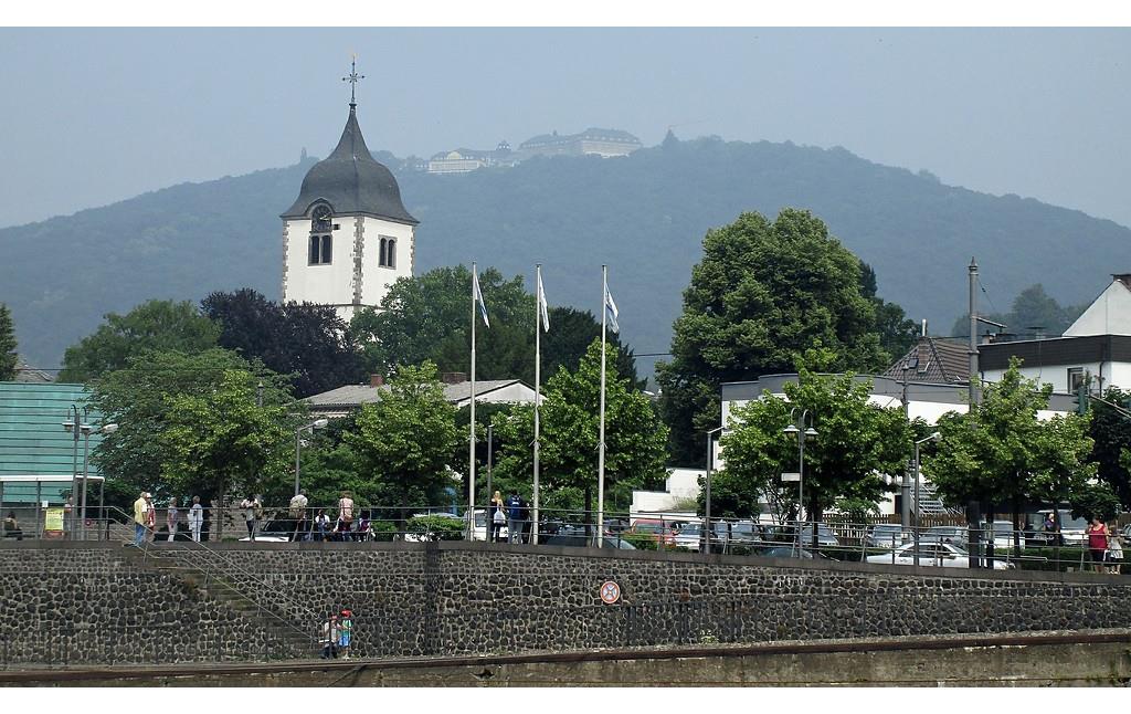 Blick vom Rhein aus über die Pfarrkirche St. Remigius in Königswinter auf das frühere Gästehaus der Bundesrepublik Deutschland auf dem Petersberg  (2018).