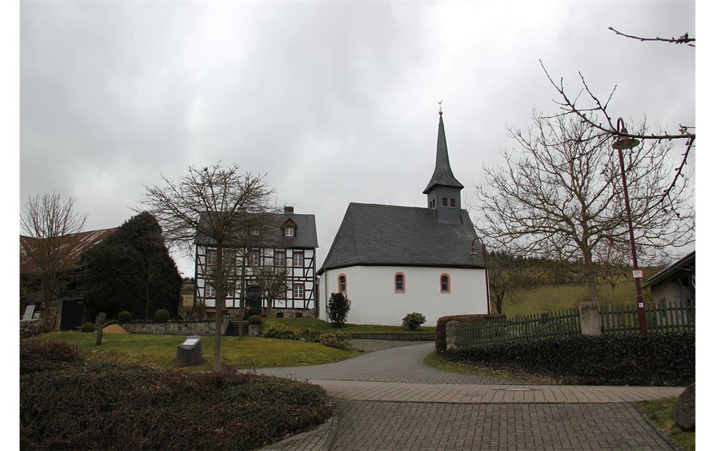 Die St. Antonius-Kapelle mit Pfarrhaus in Meisenthal bei Kelberg (2013).