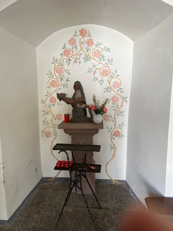Pieta im Eingangsbereich des Glockenturms