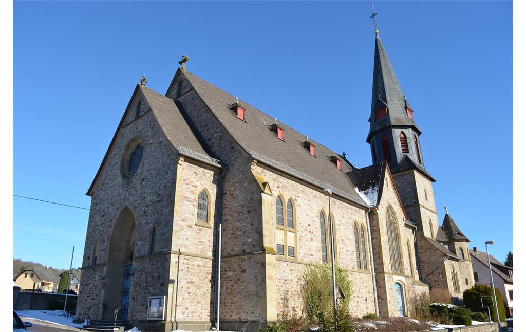 Seitenansicht der katholischen St. Joseph-Kirche Seibersbach, Blickrichtung Nordosten von der Hauptstraße aus gesehen (2017)