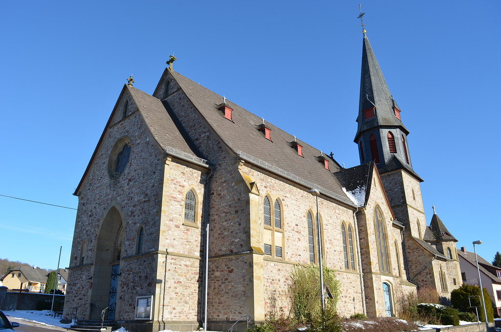 Seitenansicht der katholischen St. Joseph-Kirche Seibersbach, Blickrichtung Nordosten von der Hauptstraße aus gesehen (2017)