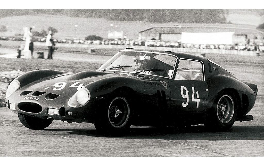 Der Schauspieler, Mediziner und Rennfahrer Gunther Philipp auf einem Ferrari GTO beim 1000-Kilometer-Sportwagenrennen im österreichischen Zeltweg (23. August 1964).