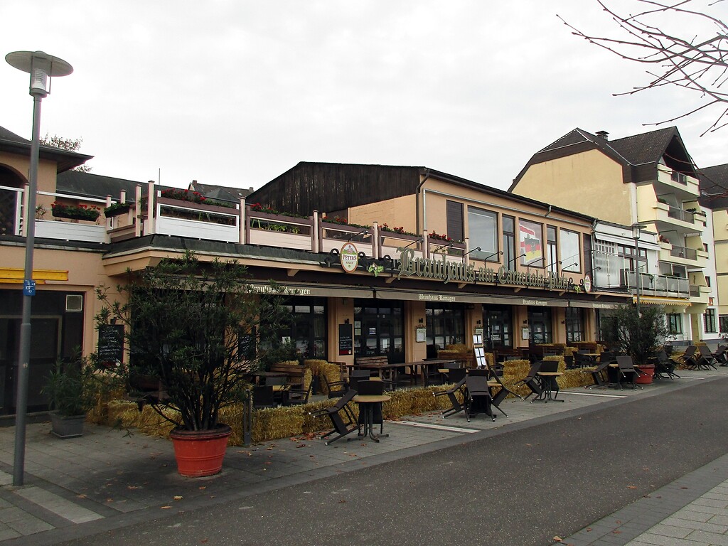 Gaststätte "Brauhaus am Caracciola-Platz" an dem zu Ehren der Remagener Hotelier-, Weinhändler- und Rennfahrerfamilie Caracciola benannten Platz an der Remagener Rheinpromenade (2020).