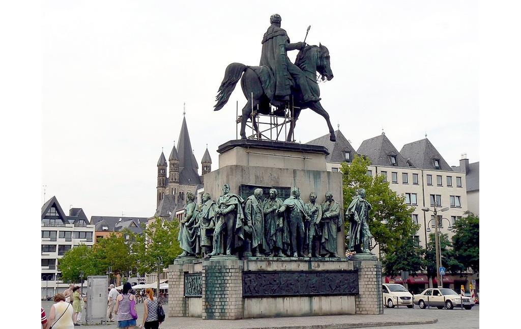 Das zum Zeitpunkt der Aufnahme im Juli 2007 "auf Krücken stehende" Reiterstandbild für den Preußenkönig Friedrich Wilhelm III. auf dem Kölner Heumarkt.