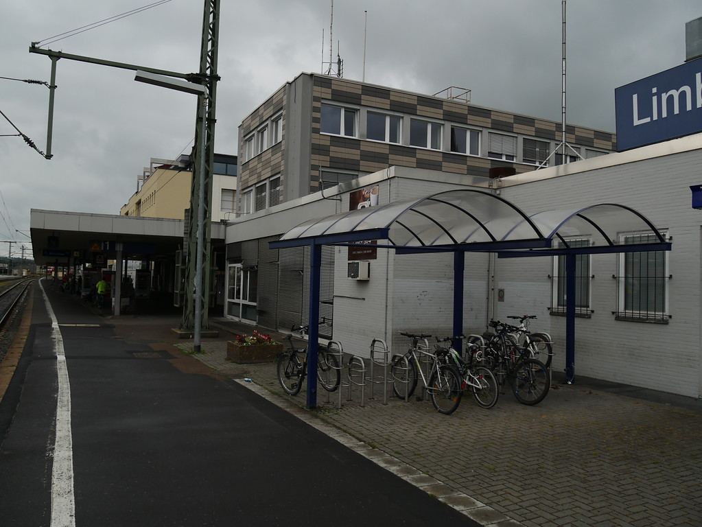 Südansicht des Hauptgebäudes des Bahnhofs Limburg mit Bahnsteig (2017)