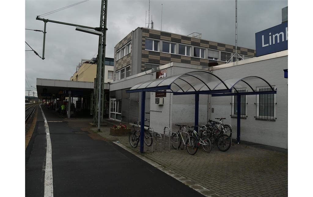 Südansicht des Hauptgebäudes des Bahnhofs Limburg mit Bahnsteig (2017)