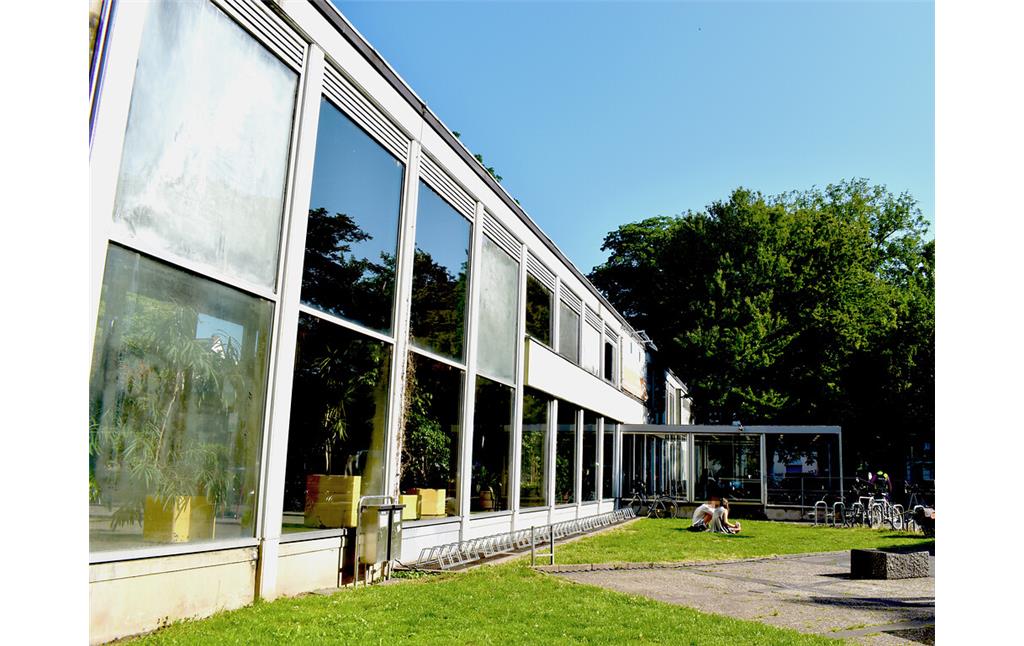 Frankenbad in Bonn, äußere Glasfront des Foyers mit Eingangsbereich und Begrünung (2020).