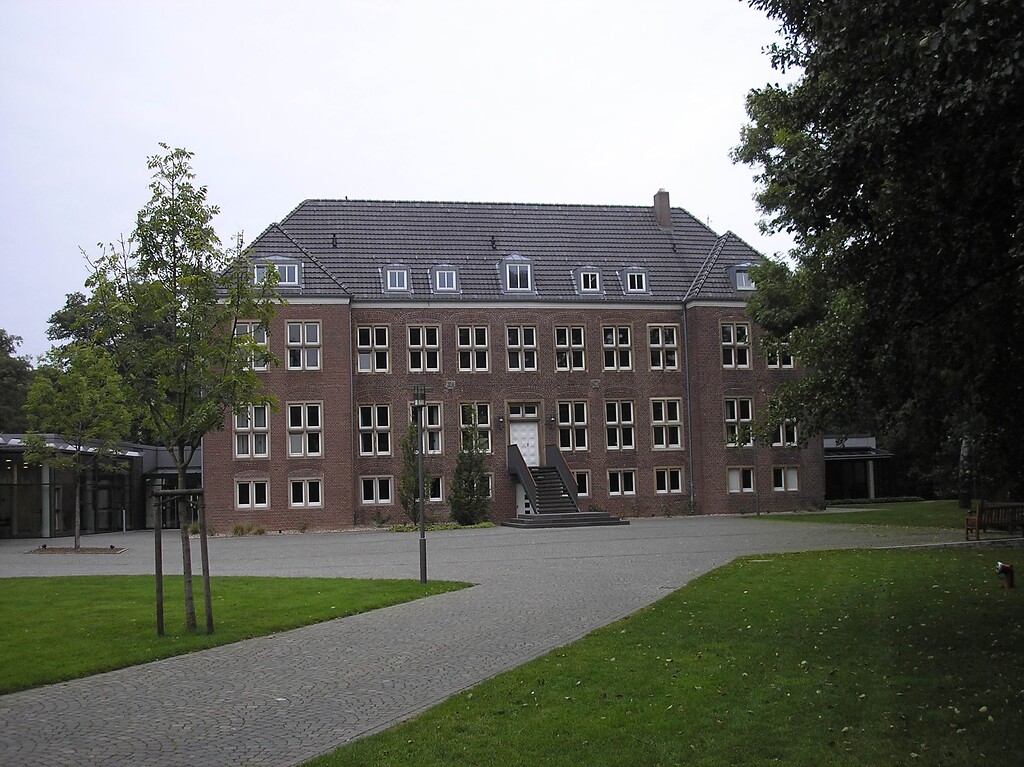 Der alte Gebäudeteil der Wasserburg in Kleve-Rindern (2007).