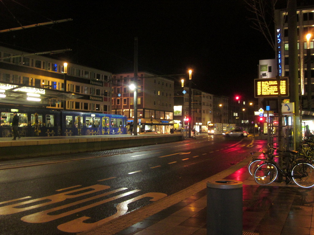 Bushaltestelle Bertha-von-Suttner-Platz mit Blick auf S-Bahn Richtung Beuel