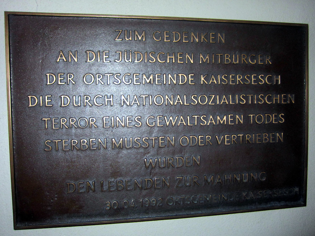 Tafel zum Gedenken an die jüdischen Mitbürger an der Alten Schule in Kaisersesch (2012).