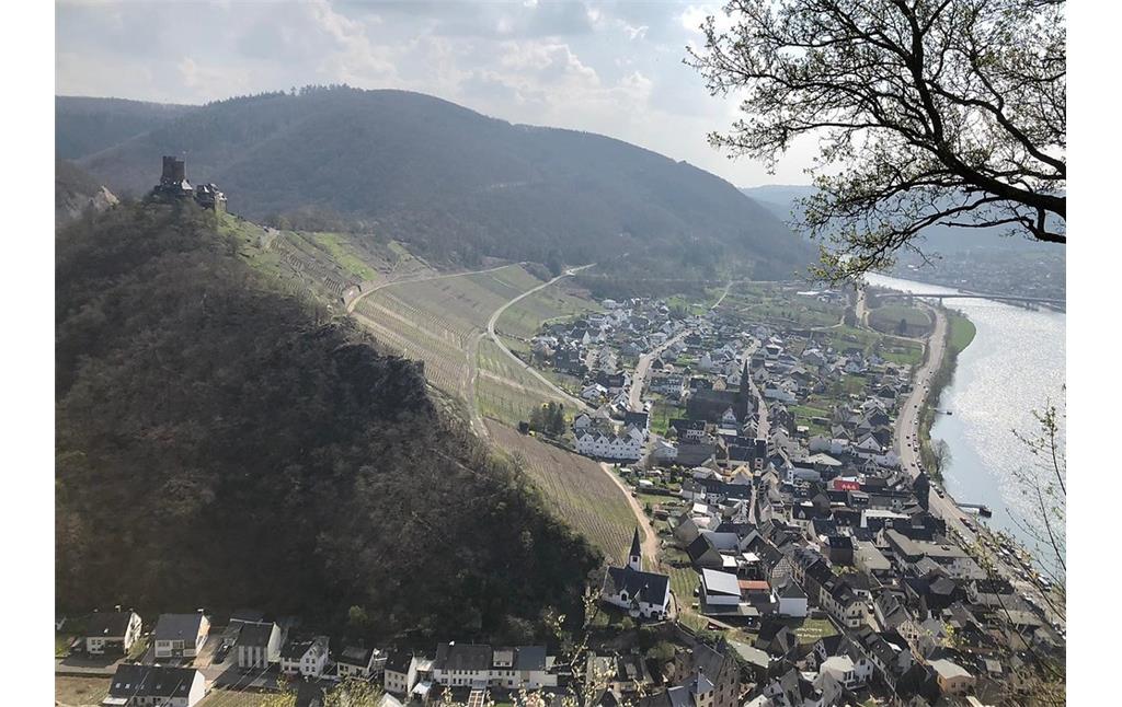 Blick aus nördlicher Richtung auf den Ort Alken an der Mosel, links im Bild die Burg Thurant (2019)