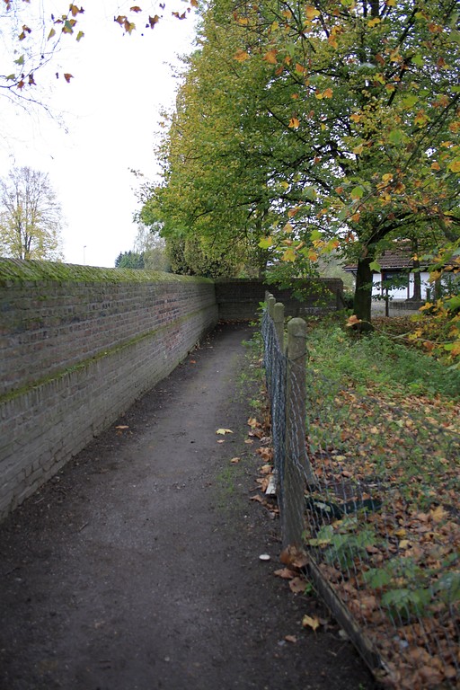 Fußweg zwischen der Evangelischen Kirche, entlang der Friedhofsmauer zur ehemaligen Wasserburg Haus Götterswick, Oberer Hilding in Götterswickerhamm (2014).