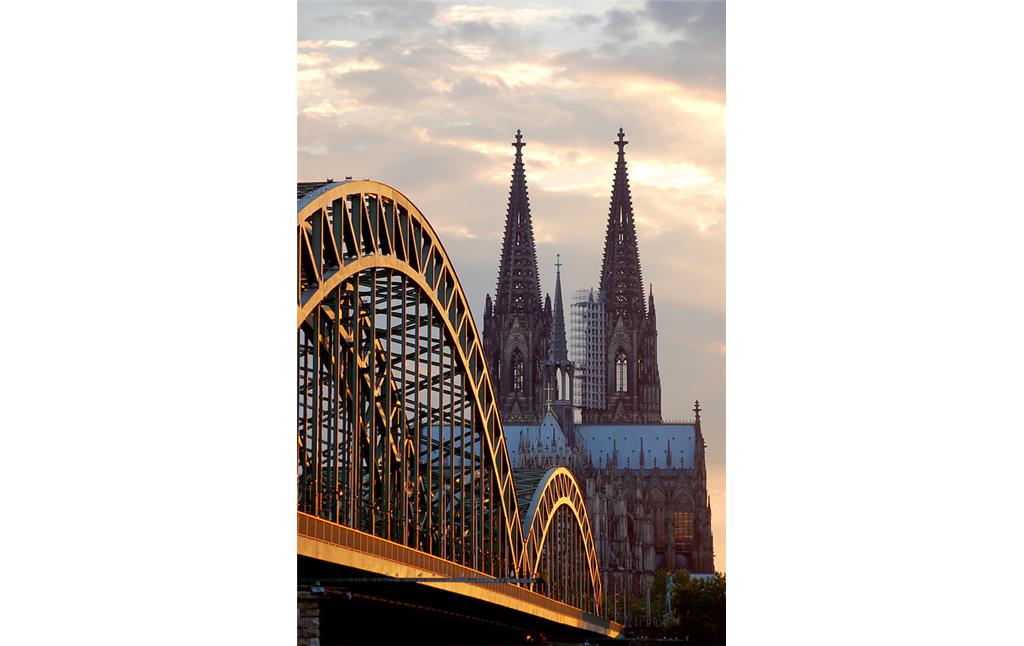 Der Kölner Dom hinter der Hohenzollernbrücke, Blick vom Stadtteil Köln-Deutz aus über den Rhein (2007).