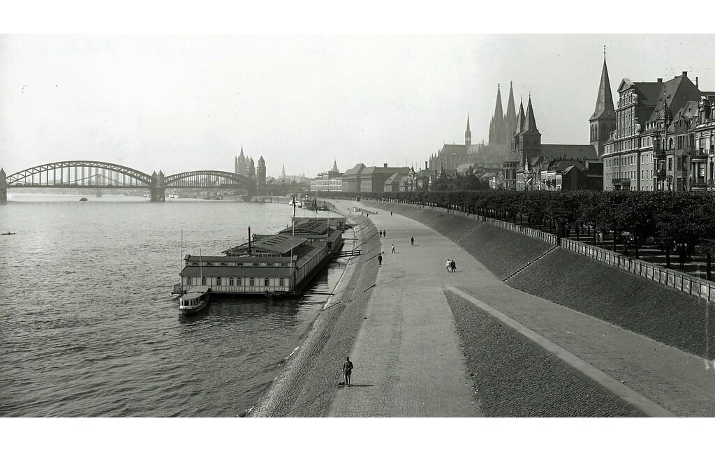 Rheinansicht in Köln (vor 1925): Blick nach Süden auf Sankt Kunibert, den Dom und die Hohenzollernbrücke; zwischen Dom und Brücke ist die so genannte "Kunibertsrampe" zu erkennen, ein vertiefter Bauabschnitt der Uferbefestigung.