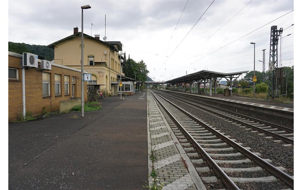Bahnhof Brohl-Lützing, Empfangsgebäude, Bahnseite (2019)