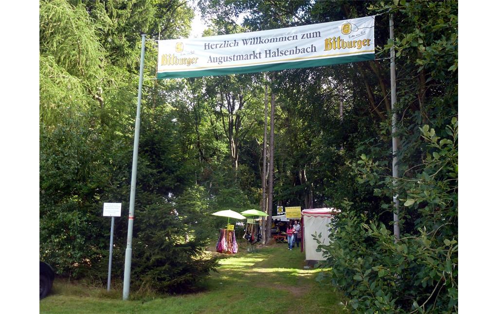 Eingang zum Augustmarkt im Herscheider Wald in Herscheid im Hunsrück (2014).