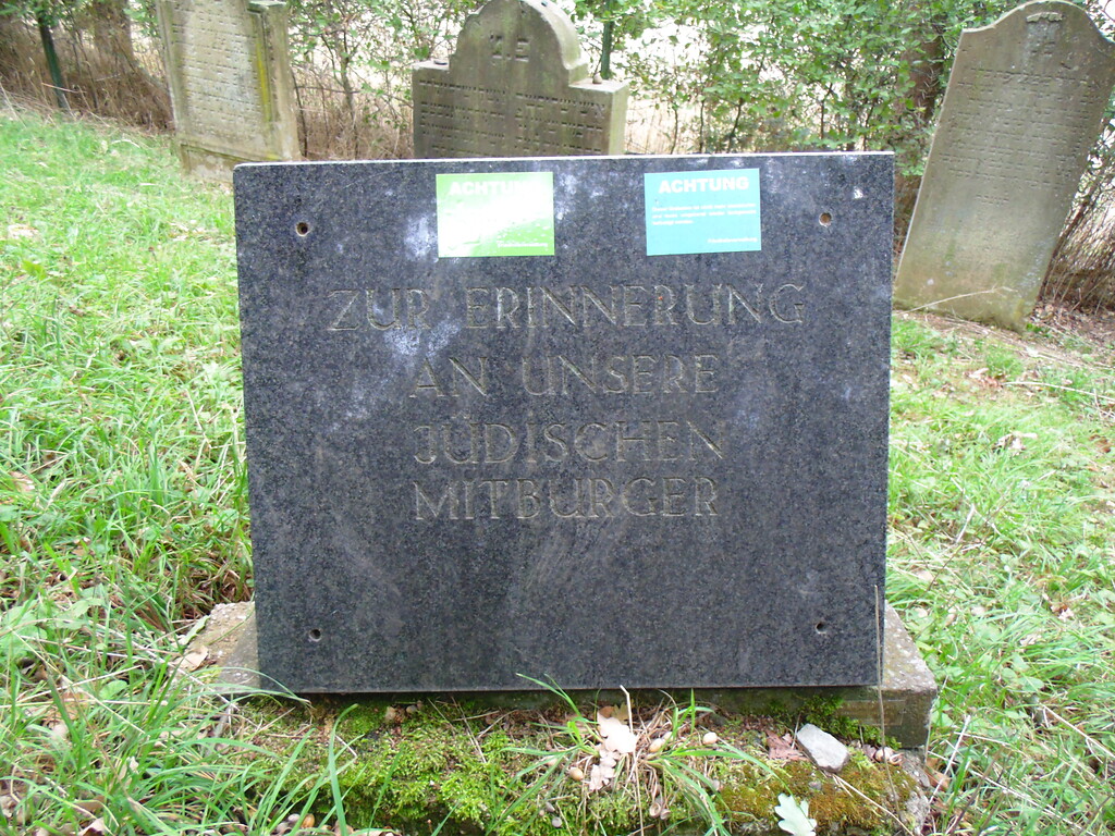 Gedenkstein auf dem jüdischen Friedhof Mechernich-Lommersum (2020).