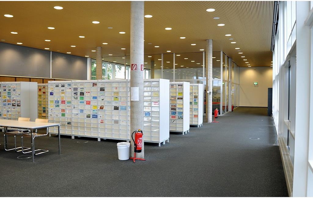 Ansicht des Lesesaals der Universitäts- und Landesbibliothek Bonn mit Blick auf den Zeitschriften-Präsenzbestand und das Lerncafé (2017).