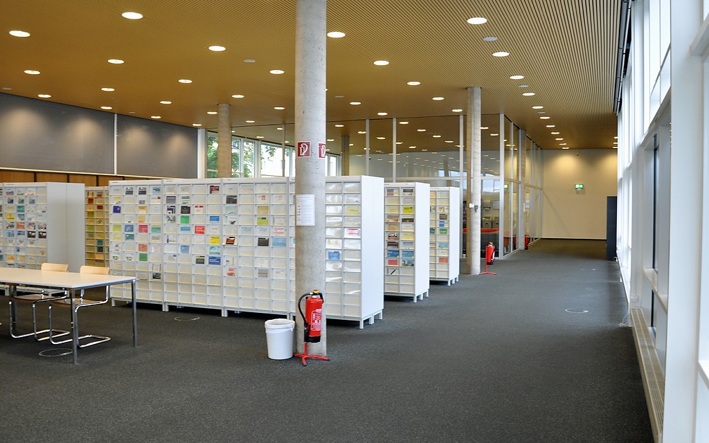 Ansicht des Lesesaals der Universitäts- und Landesbibliothek Bonn mit Blick auf den Zeitschriften-Präsenzbestand und das Lerncafé (2017).