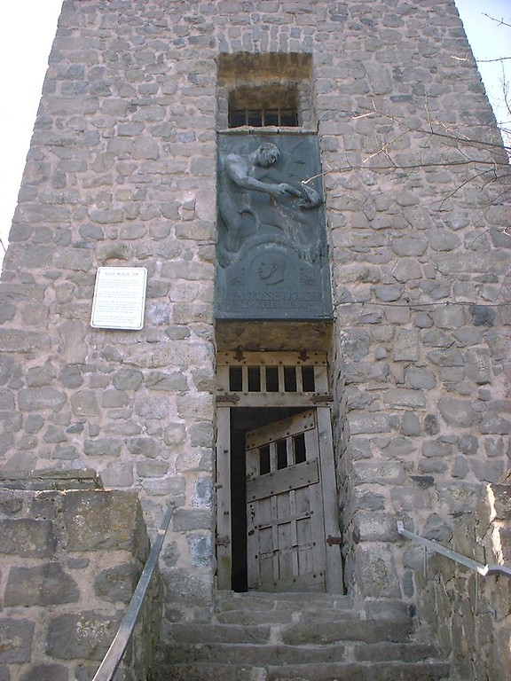 Der Eingangsbereich des Kaiser-Wilhelm-Aussichtturmes auf der Hohen Acht (2003).