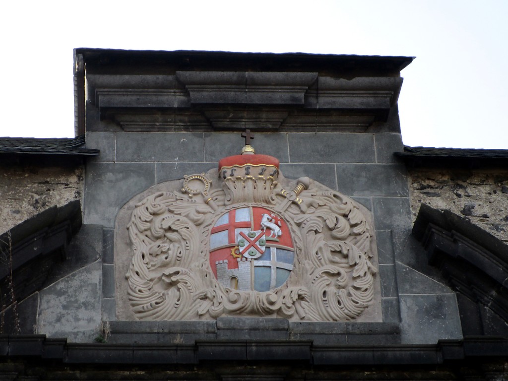 Wappen des Erzbischofs und Kurfürsten von Trier Johann VIII. Hugo von Orsbeck auf dem barocken Portal des stadtseitigen Burgeingangs der Genovevaburg Mayen (2015)