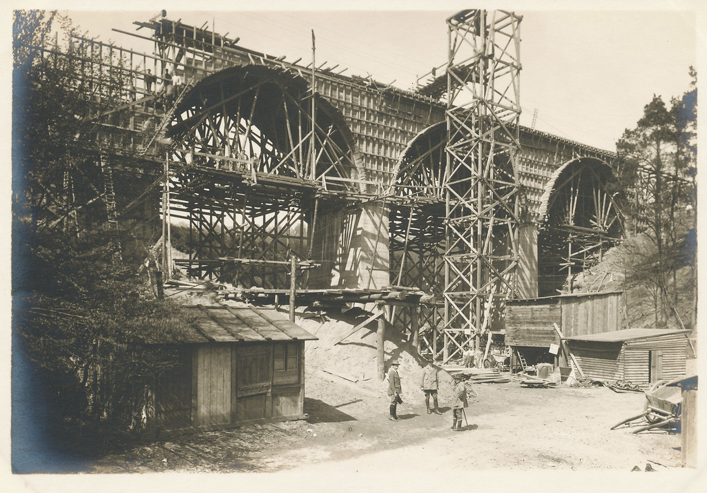 Historische Aufnahme: Die Ummigsbachtalbrücke während der Bauzeit 1925-1927.