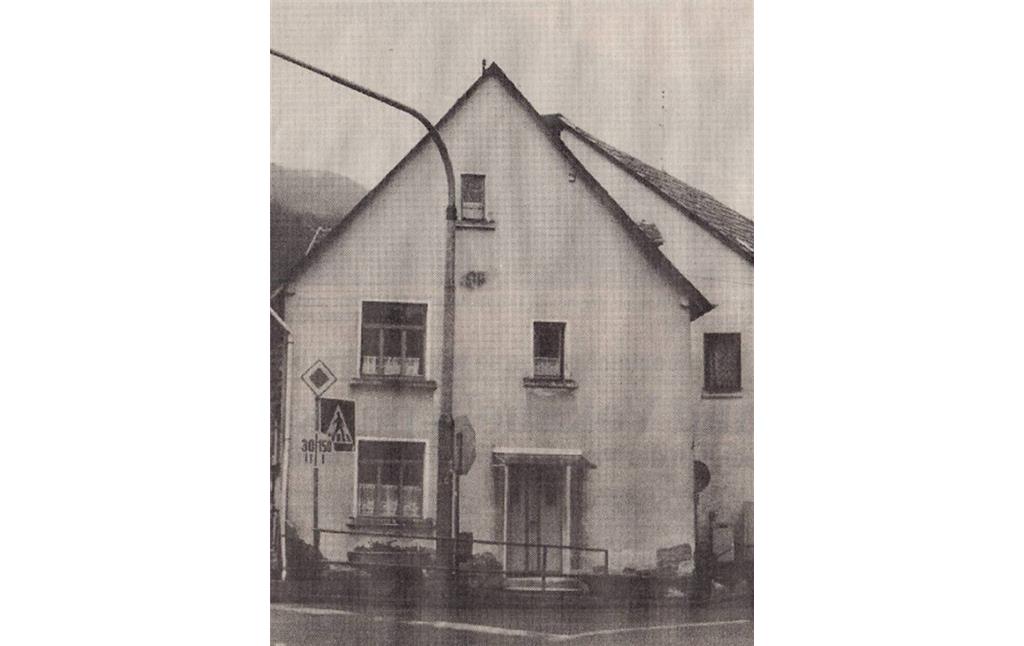 Das Fachwerkhaus in der Lahnstraße 21 in Dausenau vor der Sanierung und Freilegung des Fachwerkes (1995)
