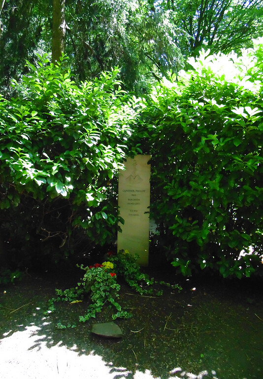 Das Einzelgrab des Schauspielers und Rennsportlers Gunther Philipp auf dem Melatenfriedhof in Köln-Lindenthal (2020).
