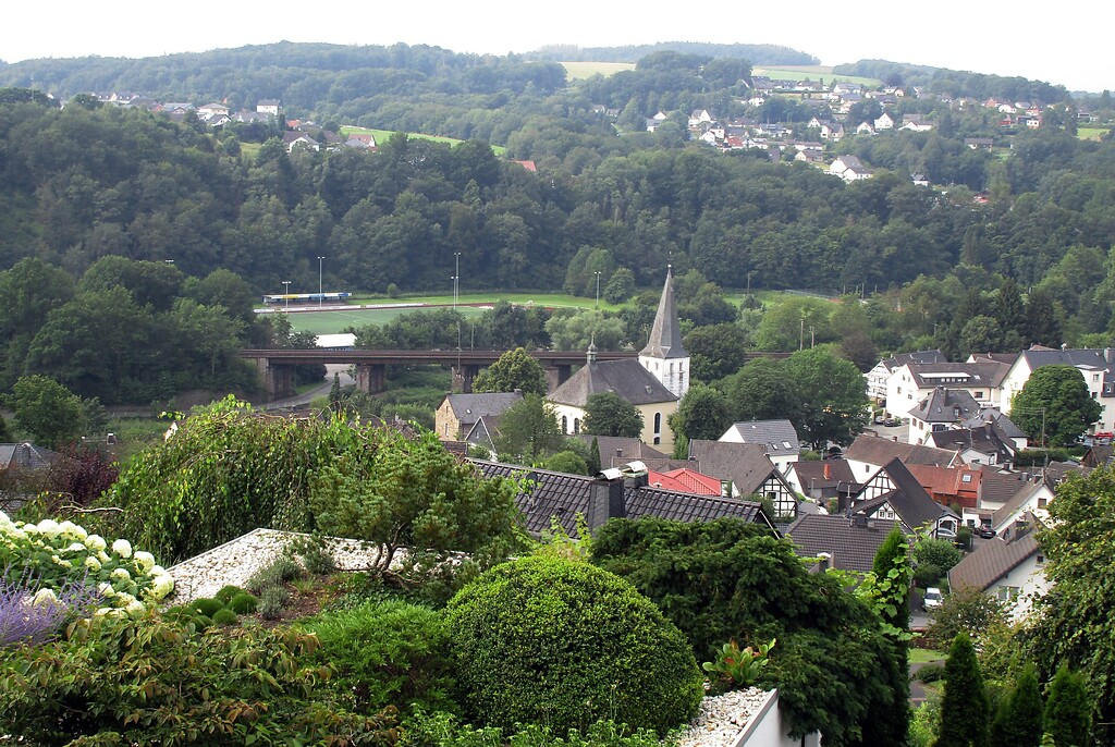 Blick von der oberen Hurster Straße auf Rosbach, einen Ortsteil der Gemeinde Windeck (2021).